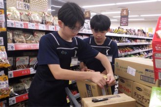 スーパーで働く男子生徒たち