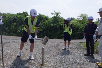建設現場で働く男子生徒