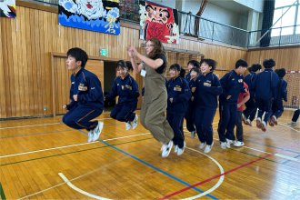 一緒に長縄跳びをしている様子