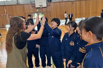 楽しく会話している様子