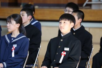 スピーチを聞く生徒たち