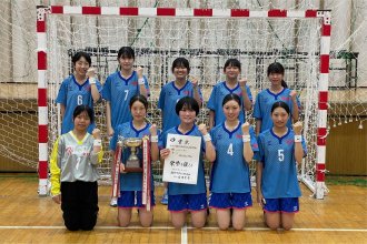 優勝した女子ハンドボール部