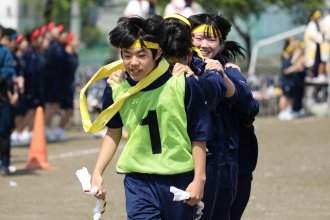 3学年種目「ムカデ競走」