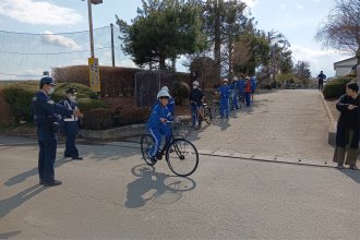 交通安全教室 自転車に乗る生徒