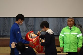 交通安全教室 ダルマに目をかく生徒