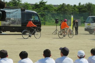 スタントマンによる自転車事故の再現