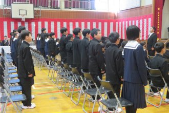 起立する新入生
