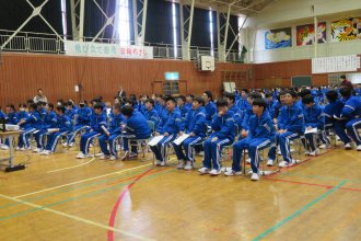 式に参加する生徒たち