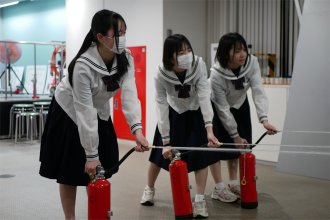 消火体験をする生徒