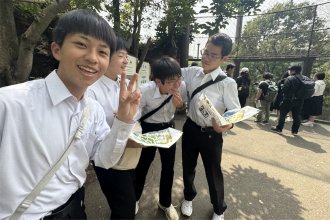 ピースをする生徒