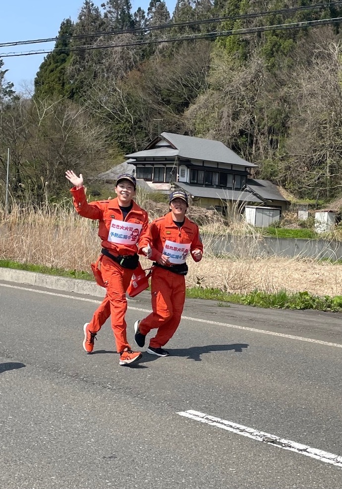 ハーフの部コースを笑顔で走る消防本部職員