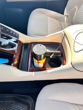 夏の車内に放置したスプレー缶のイラスト