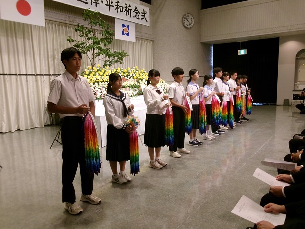 千羽鶴奉呈の様子