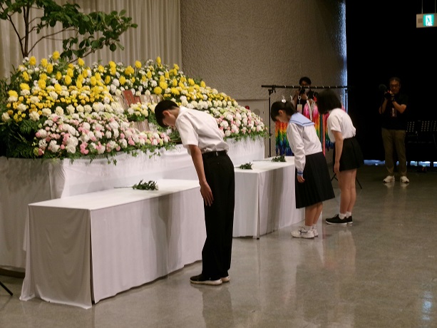 非核平和学習会参加者による献花