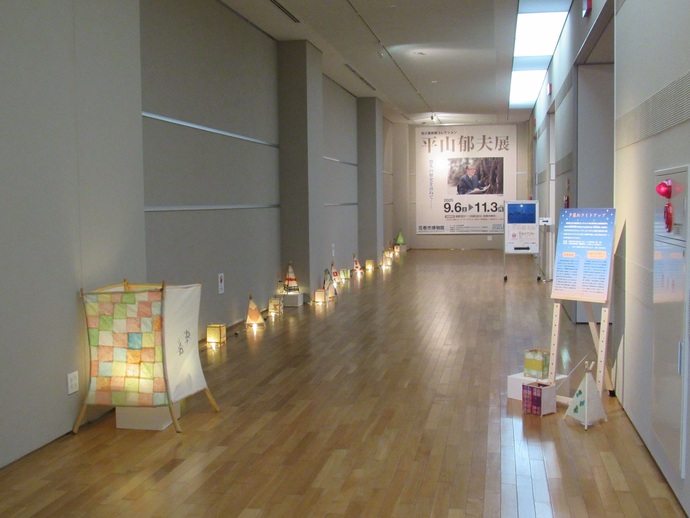 企画展示室前夕暮れライトアップ