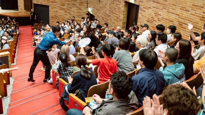 当選者のもとへプレゼントを届ける市原さん
