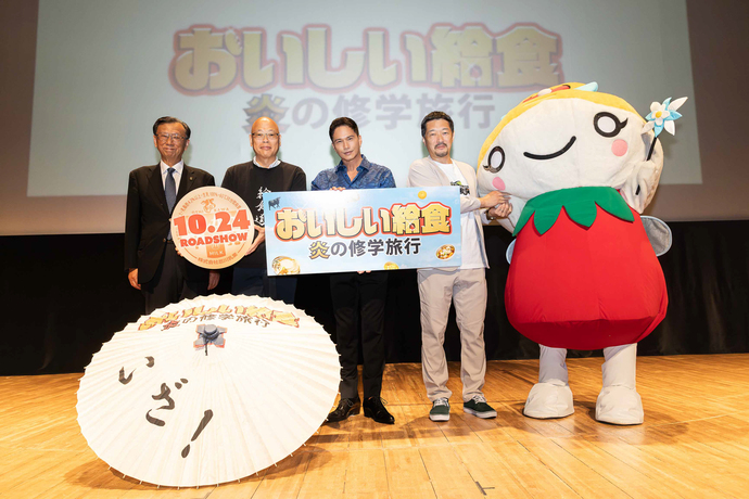 記念撮影 花巻市長・フラワーロールちゃん