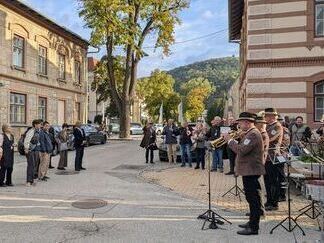 写真：市庁舎前で楽団の演奏による歓迎を受ける訪問団