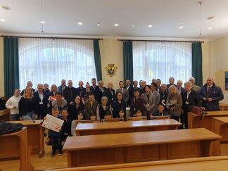 写真：市庁舎にて歓迎式後の集合写真