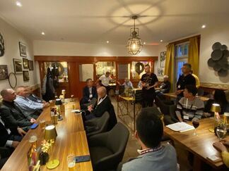 写真：歓迎夕食会で交流する訪問団の様子