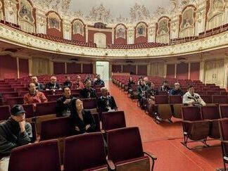 写真：ベルンドルフ市民劇場を見学する様子