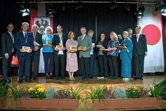 写真：花巻市から感謝の記念盾贈呈の様子
