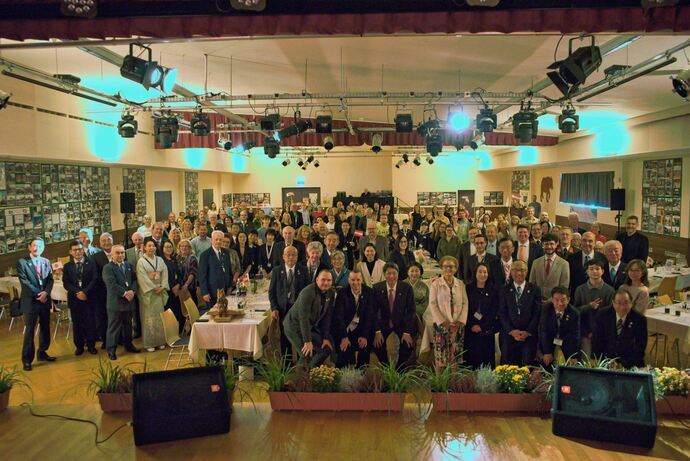 写真：式典参加者の集合写真