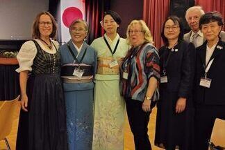 写真：式典参加者の交流の様子