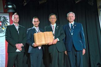 写真：ベルンドルフ市からの記念品（木製の本）贈呈の様子