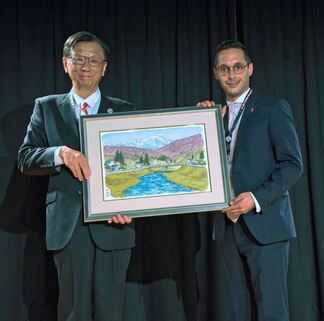 写真：花巻市からの記念品（村田林蔵氏作の大迫の風景画）贈呈の様子