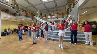 写真：ダンスを披露するギムナジウムの生徒達