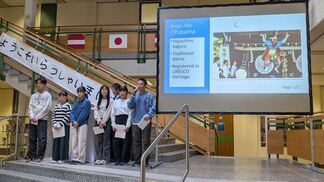 写真：花巻市について紹介する派遣中学生の様子