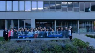 写真：ベルンドルフバンドの前での集合写真