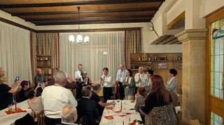 写真：夕食会で一緒に大迫音頭を踊る両市関係者