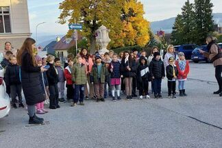 写真：訪問団を見送るベルンドルフ小学校の生徒達