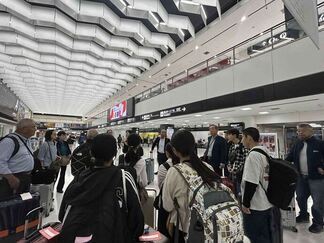 写真：成田空港で出発前の市訪問団
