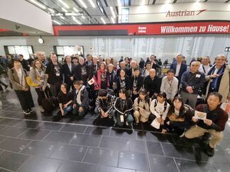 写真：ウィーン空港での友好協会の方々のお出迎え