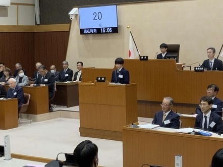 文教福祉委員会委員長報告の様子