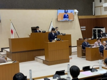 産業建設委員会委員長報告の様子