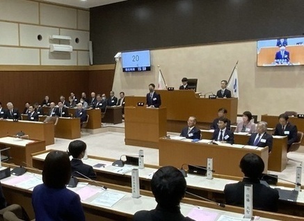 総務委員会委員長報告の様子