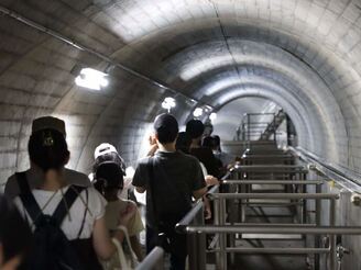 写真1早池峰ダム見学の様子