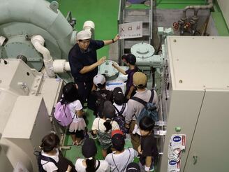 写真2早池峰発電所見学の様子
