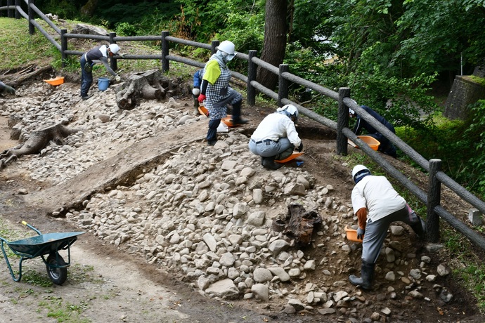 枡形南側土塁の調査状況
