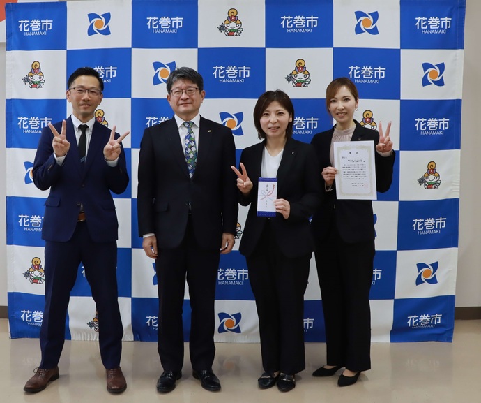 アシスト伸和チーム員や社員の方と市長の写真