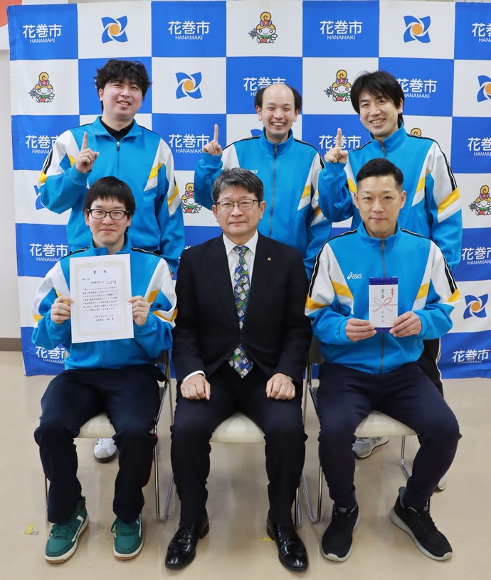 大谷荘の入賞チーム員と市長との集合写真