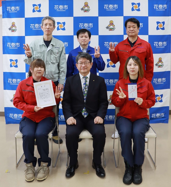 新興製作所チーム員と市長の写真