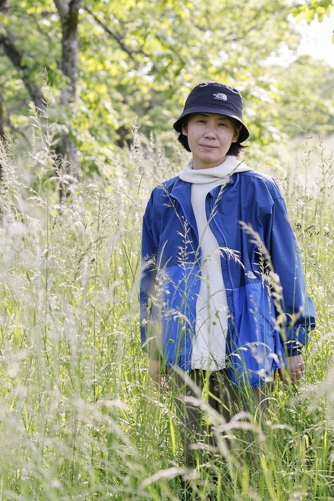 里山にたたずむ但野隊員の写真