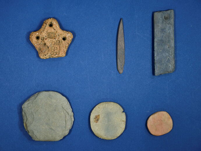 出土した土製品・石製品（2003年度調査）です