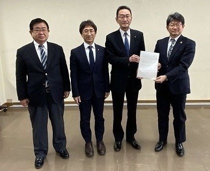 藤原伸市議会議長、似内一弘産業建設常任委員会委員長及び本舘憲一総務常任委員会委員長から小原勝市長へ提言書を提出する写真（令和8年3月18日）