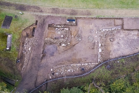御台所前御門跡と石垣の空中写真